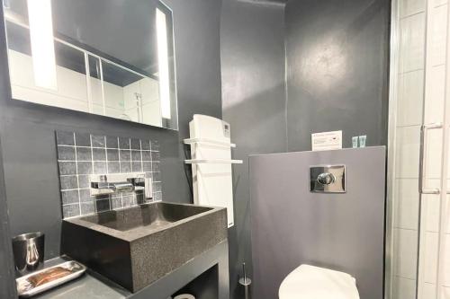 une salle de bain avec un lavabo et un réfrigérateur dans l'établissement Homelivia, VIEUX NICE, appartement de charme, clim balcon, à Nice