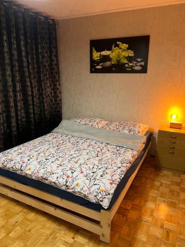 1 cama pequeña en un dormitorio con una foto en la pared en Mieszkanie z widokiem na Görlitz en Zgorzelec
