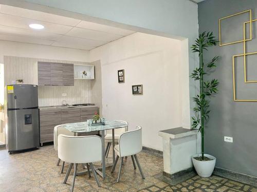 eine Küche mit einem Tisch und Stühlen im Zimmer in der Unterkunft Apto #6 hermoso y amplio in Ríohacha