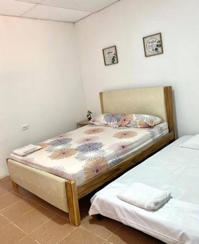 una camera da letto con due letti in una stanza di Apto #6 hermoso y amplio a Ríohacha