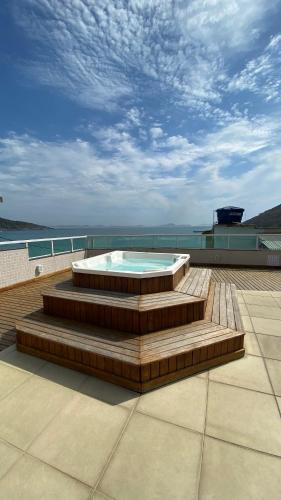 uma banheira de hidromassagem no telhado de um edifício em Beach thoow férias em Arraial do Cabo