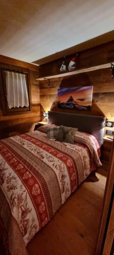 a bedroom with a bed in a room at Baita del Cervino in Breuil-Cervinia