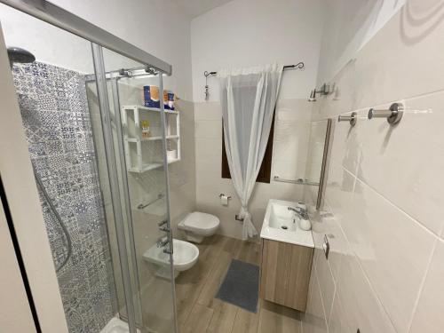 een badkamer met een douche, een toilet en een wastafel bij Splendida Villetta San Teodoro in San Teodoro