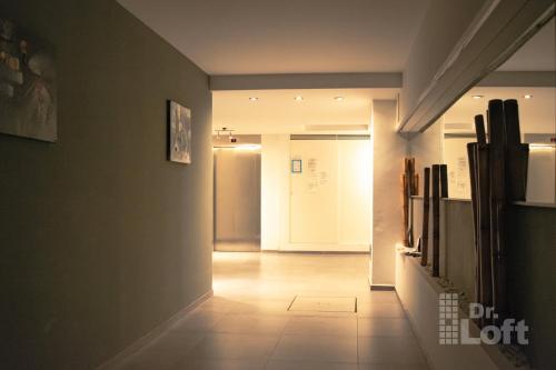 um corredor com uma porta que leva a um quarto em Dr. Loft - Apart céntrico en la ciudad de Rosario em Rosário