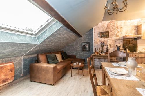 un salon avec un canapé et une table dans l'établissement Chez Arthur Rimbaud, à Charleville-Mézières