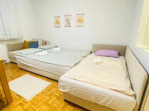 duas camas num pequeno quarto com em Studio Apartment Dobrinja em Sarajevo