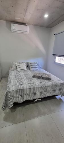 亚松森Impecable y nuevo, zona aeropuerto!的白色客房内的一张大床,配有枕头