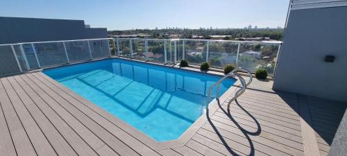 a swimming pool on the roof of a building at Impecable y nuevo, zona aeropuerto! in Asuncion