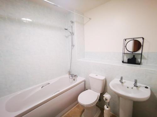 サウサンプトンにあるCity Centre Comfortの白いバスルーム(トイレ、シンク付)
