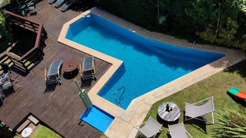 una vista de arriba de una piscina con sillas a su alrededor en Apart Octogono Condominio en Villa Gesell