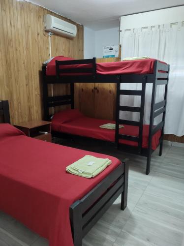 Zimmer mit 3 Etagenbetten und einer roten Decke in der Unterkunft Renovado dpto Los Nietos in Villa María