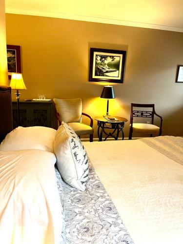 a hotel room with a bed and two chairs at Grafton Lodge in Lake Lure