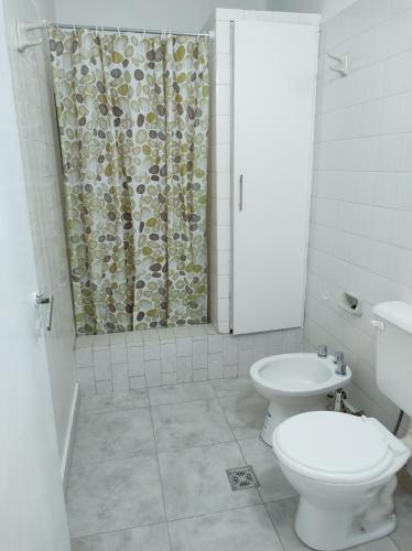 ein Bad mit einem WC und einer Dusche in der Unterkunft Renovado dpto Los Nietos in Villa María