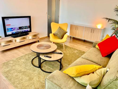 Televízia a/alebo spoločenská miestnosť v ubytovaní Lumineux et cosy, avec parking, 2 mn gare, 2mn Muse, 5mn centre