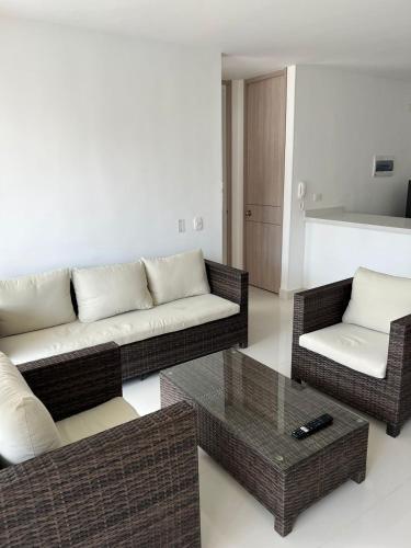 a living room with a couch and a coffee table at Espectacular apartamento en Condominio con BBQ in Ricaurte