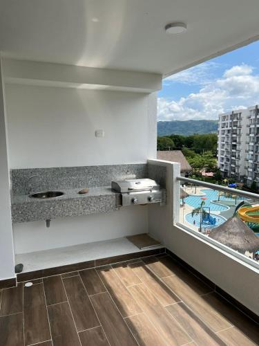a balcony with a view of a swimming pool at Espectacular apartamento en Condominio con BBQ in Ricaurte