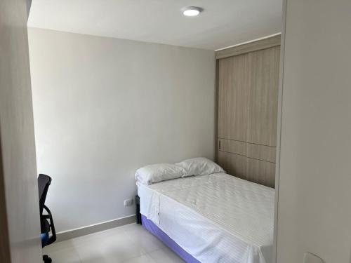 a small bedroom with a small bed in it at Espectacular apartamento en Condominio con BBQ in Ricaurte
