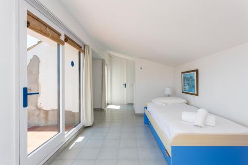 1 dormitorio con cama y ventana grande en Luxury villa in front of the sea ROSITA en Calella de Palafrugell