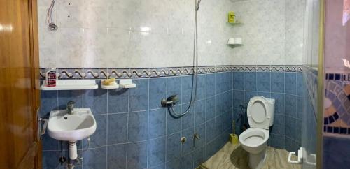 y baño con aseo y lavamanos. en casanostra, en Agadir