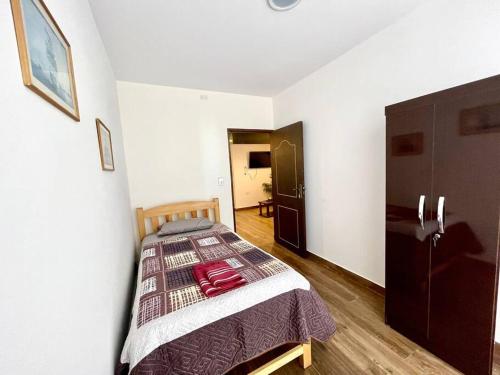 1 dormitorio con 1 cama en una habitación en Sucre Center II, en Sucre