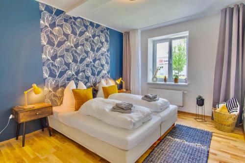 a bedroom with a bed with a blue wall at 4-Room Luxury Apartment - close to Central Station, free parking, kitchen in Leipzig