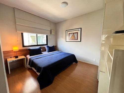 Un pat sau paturi într-o cameră la Flat savassi super luxo