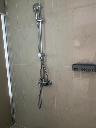 y baño con ducha y cabezal de ducha. en Seaview Arena Cam Ranh Nha Trang hotel near the airport, en Cam Ranh