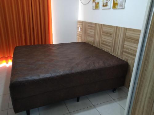 a bed in a room with a brown mattress at B101 AP do Lago, com Cozinha e Churrasqueira privativa , internet banda larga, rampa barco e jet, pesqueiro in Caldas Novas
