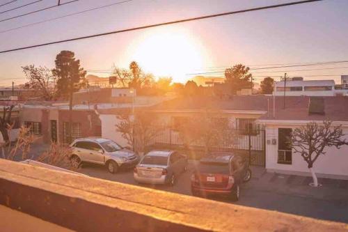 widok na samochody zaparkowane na parkingu w obiekcie Departamento con Amplia Terraza en Excelente Zona w mieście Ciudad Juárez