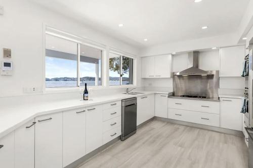 Η κουζίνα ή μικρή κουζίνα στο Waterfront Wonderland 41 Foreshore Dr stunning house with a lift linen Wi Fi and ducted air conditioning