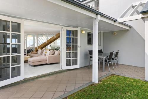 Χώρος καθιστικού στο Waterfront Wonderland 41 Foreshore Dr stunning house with a lift linen Wi Fi and ducted air conditioning