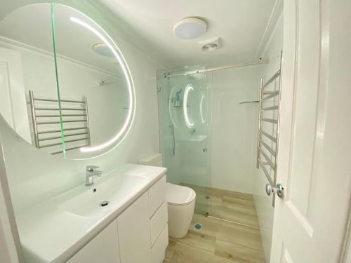 Ένα μπάνιο στο Luxury Manly Beachfront Apartment