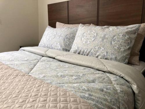 - un grand lit blanc avec 2 oreillers dans l'établissement Lujoso departamento Winner, à Cuernavaca