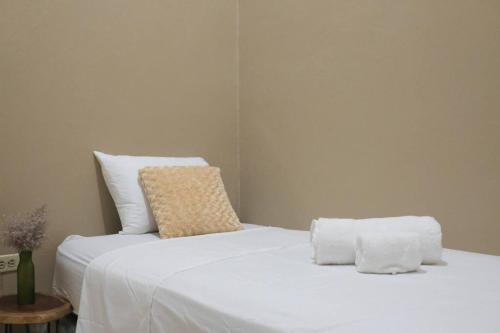 Una cama blanca con dos almohadas encima. en Casco histórico Demeter, en Comayagua