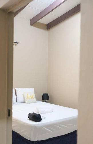 a bedroom with a white bed with a love sign on it at Espacio Demeter, Relájate en el centro de Comayagua in Comayagua