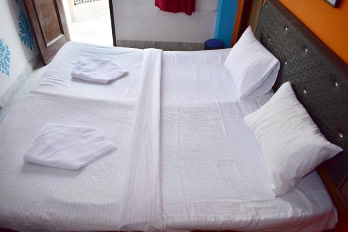 Cama o camas de una habitación en Sandhya Guest House Varanasi Near Ganga River