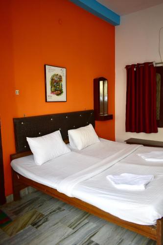 Cama o camas de una habitación en Sandhya Guest House Varanasi Near Ganga River