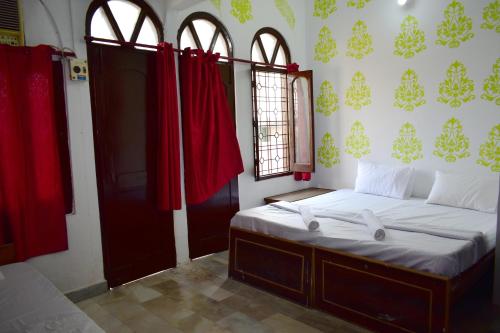 Cama o camas de una habitación en Sandhya Guest House Varanasi Near Ganga River