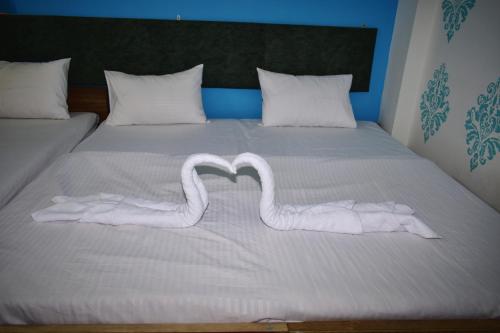 Cama o camas de una habitación en Sandhya Guest House Varanasi Near Ganga River
