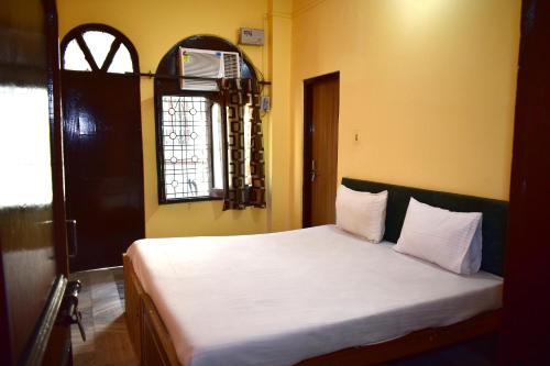 Cama o camas de una habitación en Sandhya Guest House Varanasi Near Ganga River