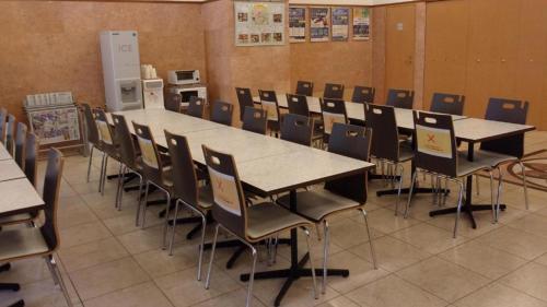 een grote kamer met tafels en stoelen. bij Toyoko Inn Tokyo Akabane-eki Higashi-guchi Ichiban-gai in Tokyo