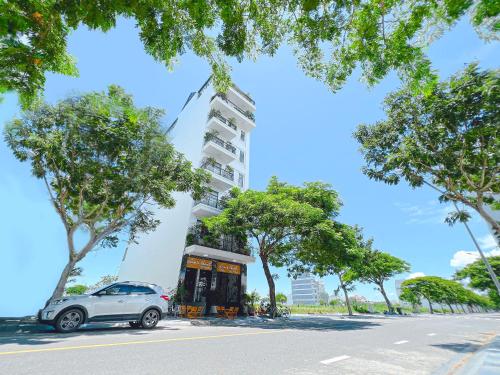 a car parked in front of a building at Lam's Beach Homestay in Phan Thiet