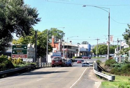 a busy city street with cars on the road at Alexandra Parklife Studio 3 in Alexandra