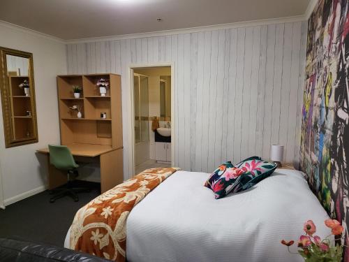 Tempat tidur dalam kamar di Amazing studio apartment front Flinders Station