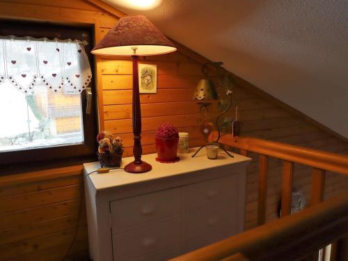une lampe au-dessus d'une commode dans une pièce dans l'établissement Studio cosy avec mezzanine, 27m², 2/3 pers, Équipé, Wifi, Balcon, Proche ski et commerces - FR-1-342-293, à Beaufort