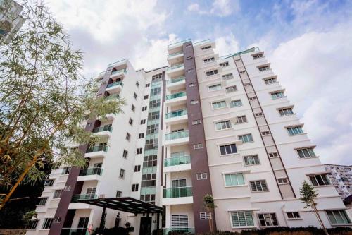 a tall white apartment building with windows on it at Cameron Highlands*顶级公寓The Quintet Tanah Rata in Tanah Rata