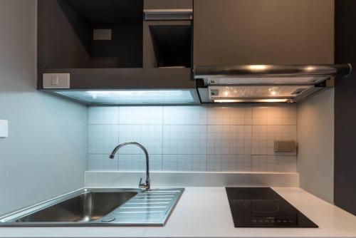 a kitchen with a sink and aaucet at Premier Luxe Hotel โรงแรมพรีเมียร์ลักซ์ in Ban Nong Chaeng
