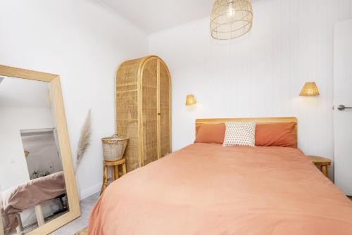 um quarto com uma cama e um espelho em Cottesloe Coastal Boho Retreat em Perth