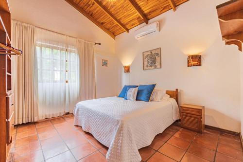 Ola Bonita BeachFront Apart Hotelにあるベッド