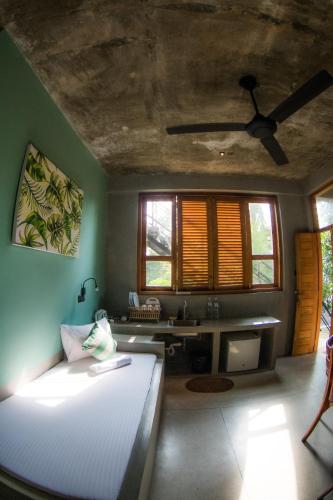 Ένα ή περισσότερα κρεβάτια σε δωμάτιο στο Serene Villa Hiriketiya